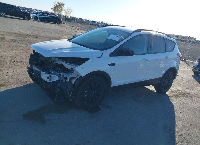 Photo 2 of 2019 Ford Escape SE (VIN 1FMCU9GD1KUB61494)