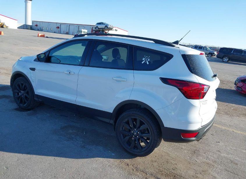 Photo 3 of 2019 Ford Escape SE (VIN 1FMCU9GD1KUB61494)