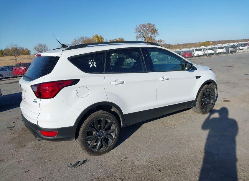 Photo 4 of 2019 Ford Escape SE (VIN 1FMCU9GD1KUB61494)