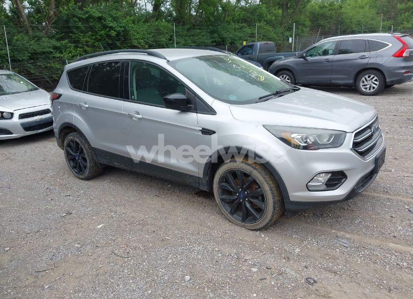 2017 Ford Escape SE (VIN 1FMCU9GD2HUE61733) main photo