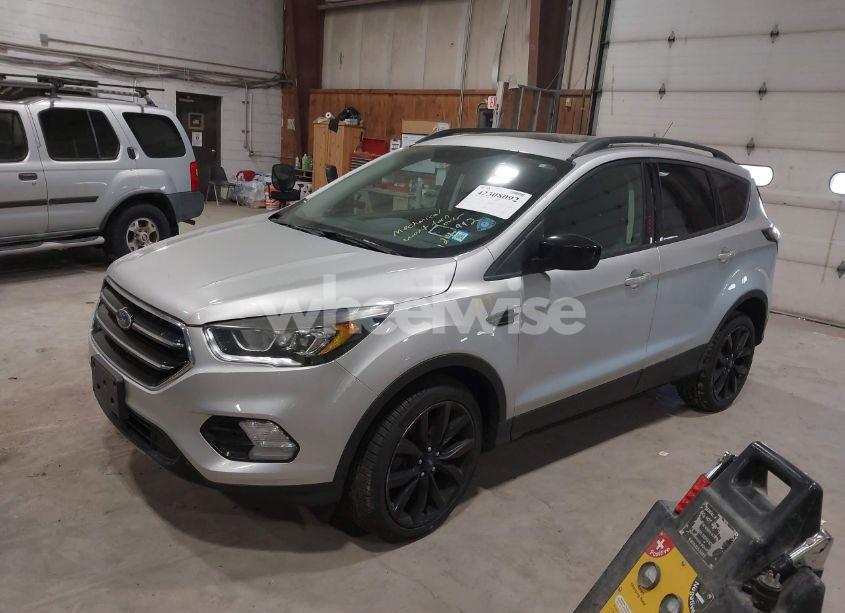 Photo 2 of 2017 Ford Escape SE (VIN 1FMCU9GD2HUE83232)