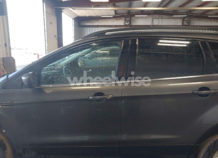 Photo 15 of 2018 Ford Escape SE (VIN 1FMCU9GD2JUA04815)