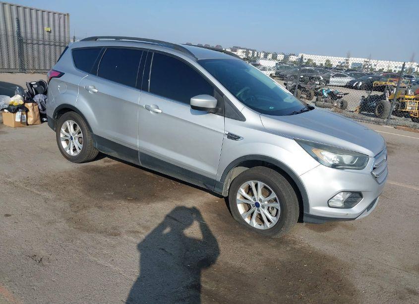 2018 Ford Escape SE (VIN 1FMCU9GD2JUB17583) main photo