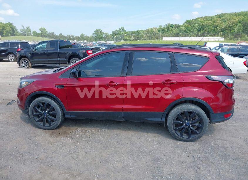 Photo 14 of 2018 Ford Escape SE (VIN 1FMCU9GD2JUB36957)
