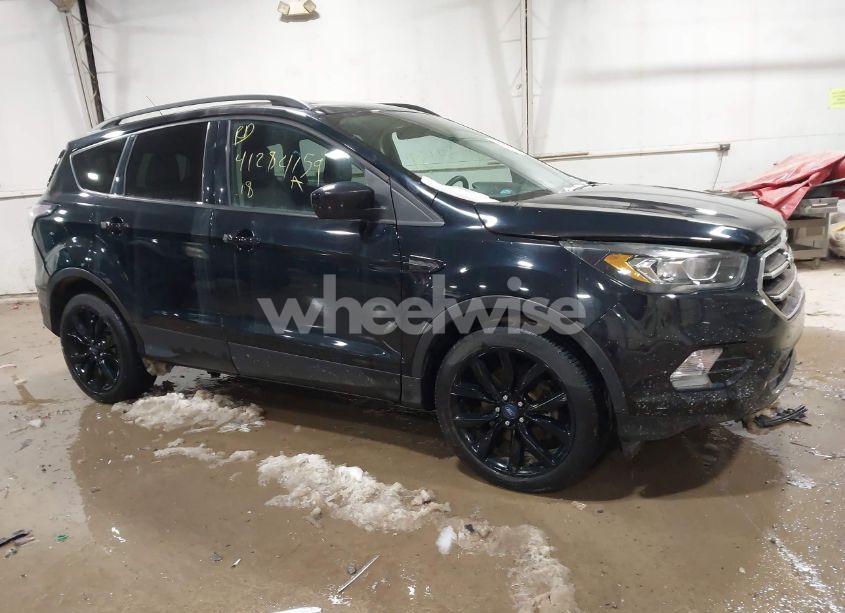 2018 Ford Escape SE (VIN 1FMCU9GD2JUB38787) main photo
