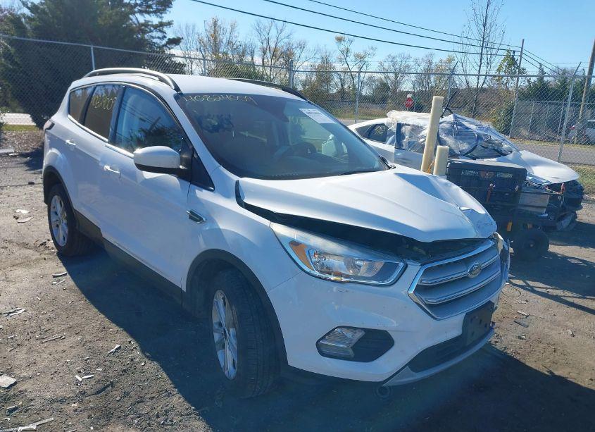2018 Ford Escape SE (VIN 1FMCU9GD2JUB50499) main photo