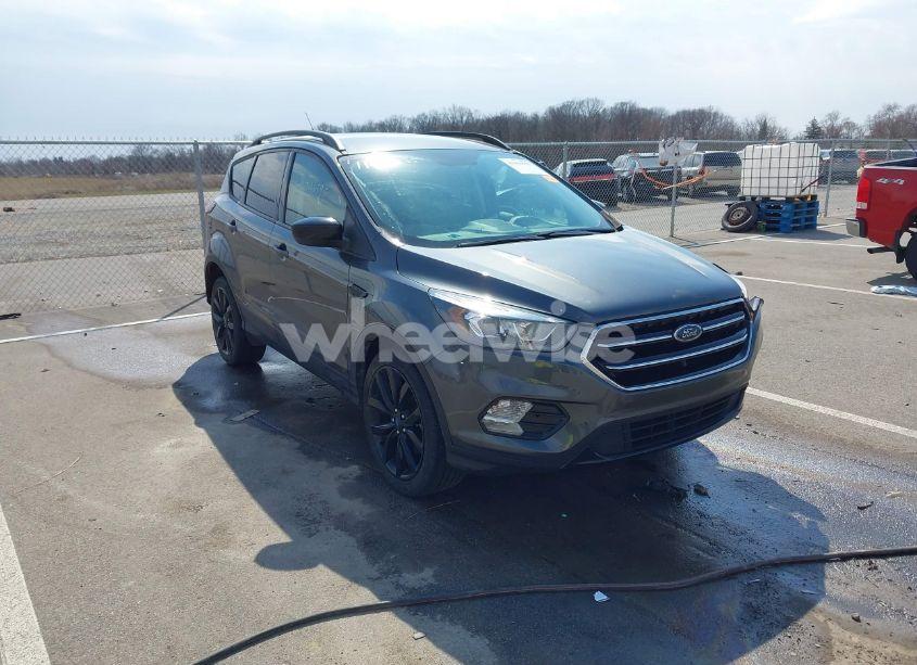 2019 Ford Escape SE (VIN 1FMCU9GD2KUA70279) main photo