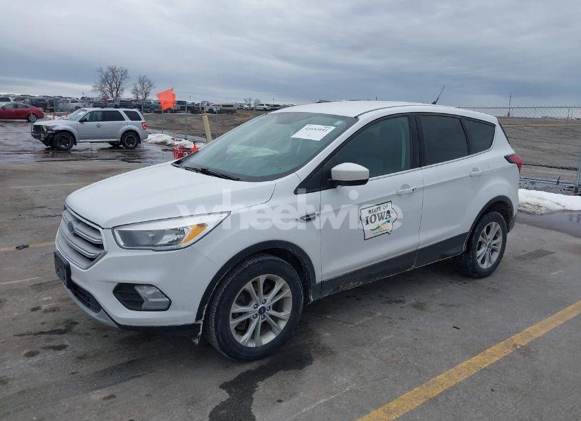 Photo 2 of 2019 Ford Escape SE (VIN 1FMCU9GD2KUB32022)