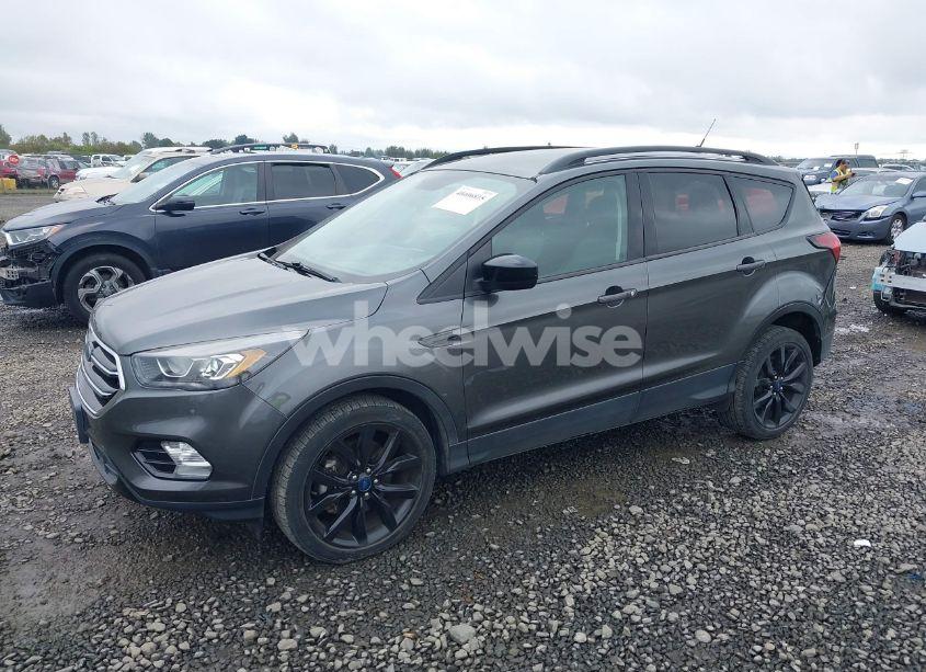 Photo 2 of 2019 Ford Escape SE (VIN 1FMCU9GD2KUB63996)