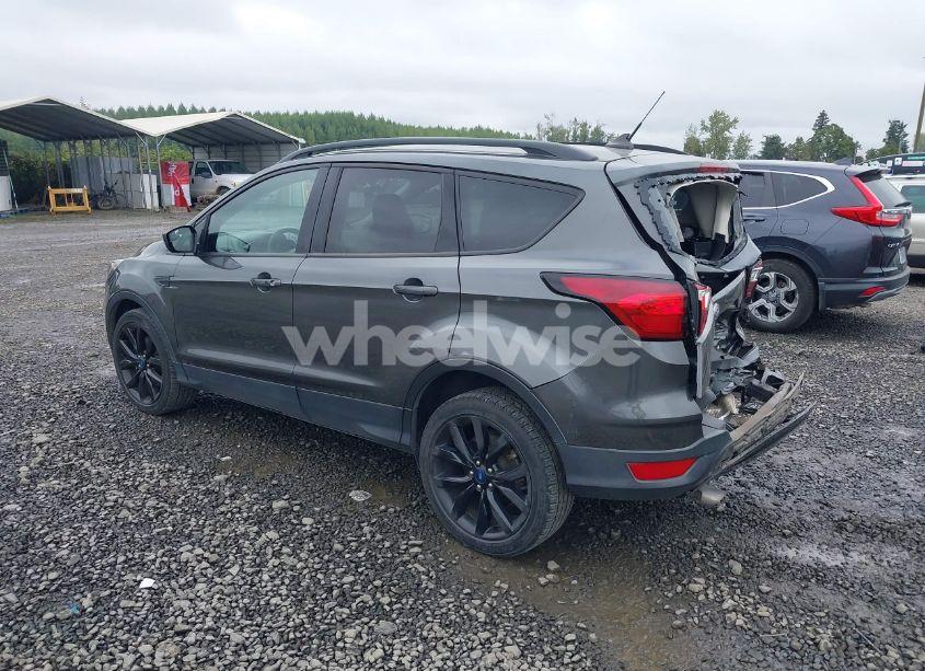Photo 3 of 2019 Ford Escape SE (VIN 1FMCU9GD2KUB63996)