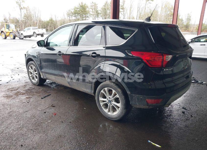 Photo 3 of 2019 Ford Escape SE (VIN 1FMCU9GD2KUC50667)