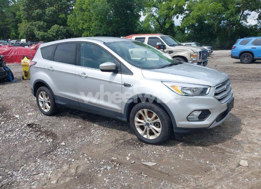 2017 Ford Escape SE (VIN 1FMCU9GD3HUA74463) main photo