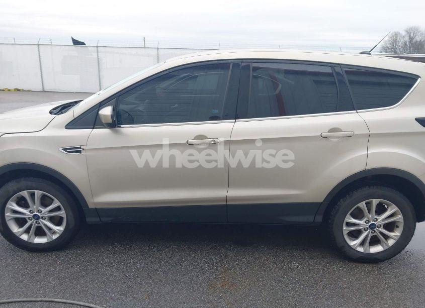 Photo 15 of 2017 Ford Escape SE (VIN 1FMCU9GD3HUB65653)