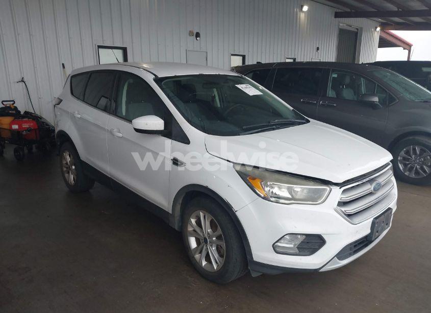 2017 Ford Escape SE (VIN 1FMCU9GD3HUC27665) main photo
