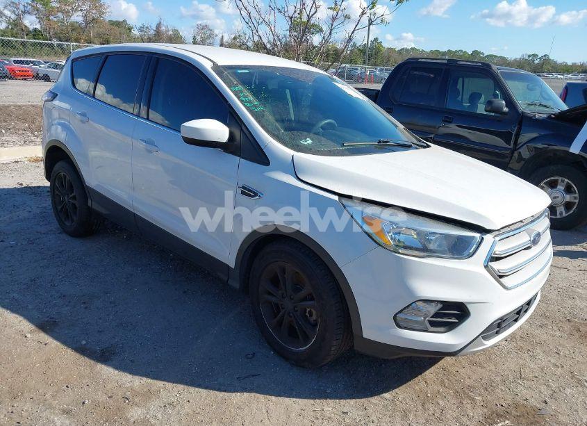 2017 Ford Escape SE (VIN 1FMCU9GD3HUD52181) main photo
