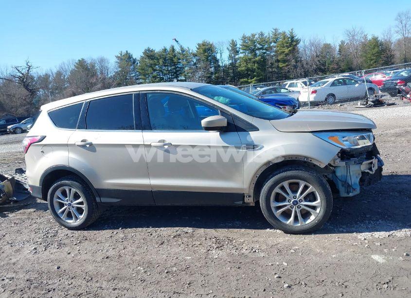Photo 13 of 2017 Ford Escape SE (VIN 1FMCU9GD3HUE20110)