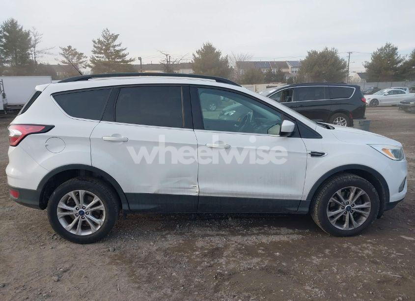 Photo 13 of 2018 Ford Escape SE (VIN 1FMCU9GD3JUB29208)
