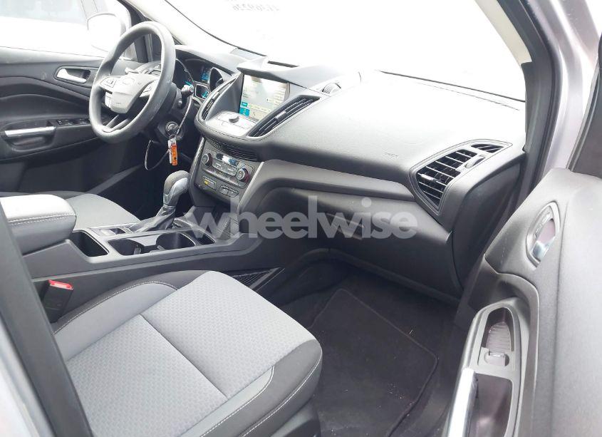 Photo 5 of 2018 Ford Escape SE (VIN 1FMCU9GD3JUC00827)