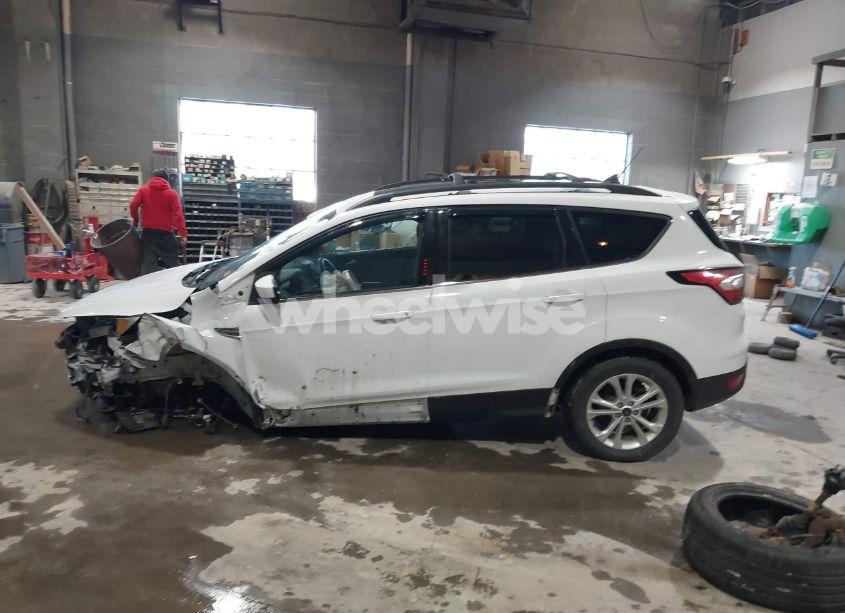 Photo 15 of 2018 Ford Escape SE (VIN 1FMCU9GD3JUC24464)