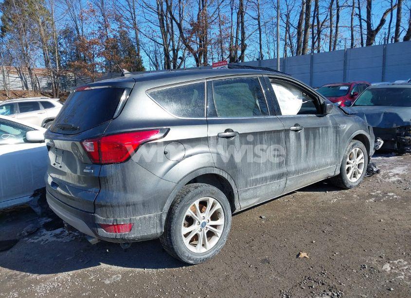 Photo 4 of 2019 Ford Escape SE (VIN 1FMCU9GD3KUA10477)