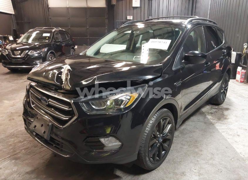 Photo 2 of 2019 Ford Escape SE (VIN 1FMCU9GD3KUB42431)