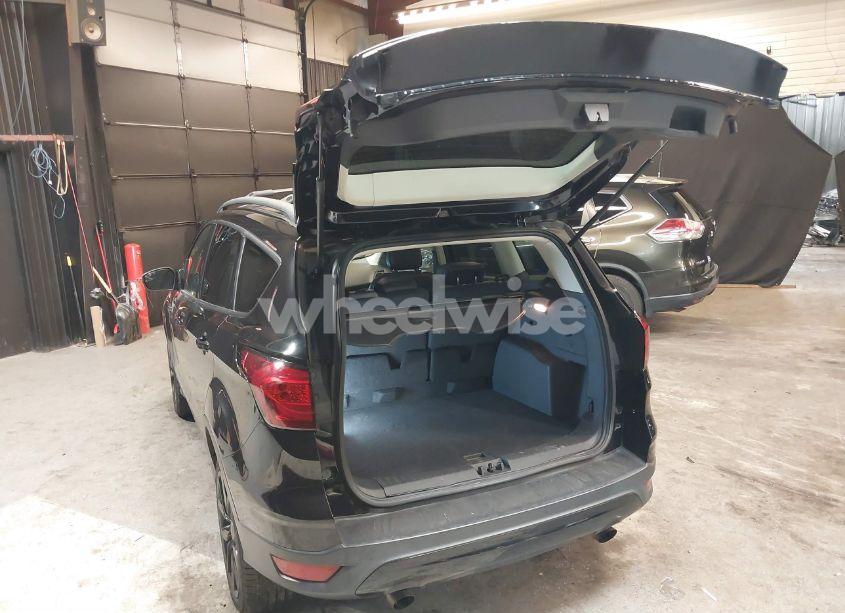 Photo 3 of 2019 Ford Escape SE (VIN 1FMCU9GD3KUB42431)