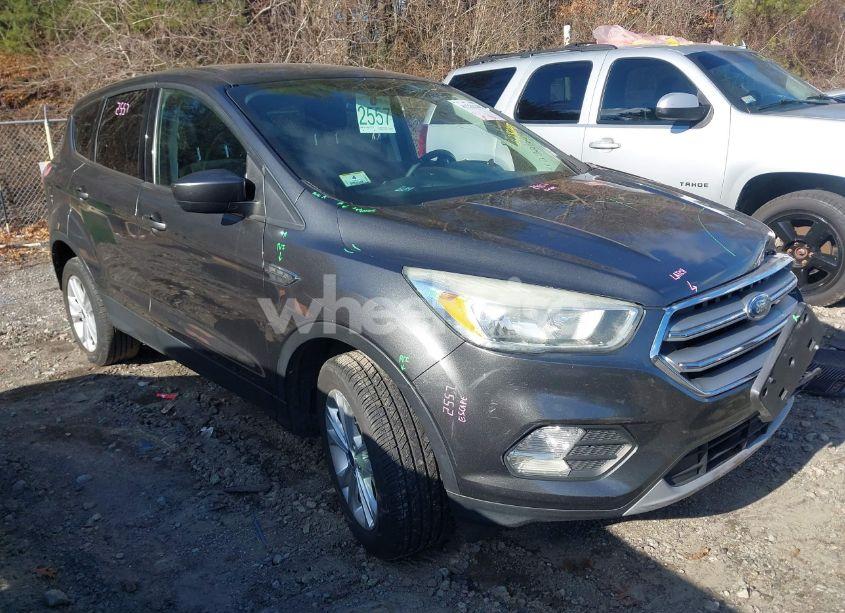 2017 Ford Escape SE (VIN 1FMCU9GD4HUA32965) main photo