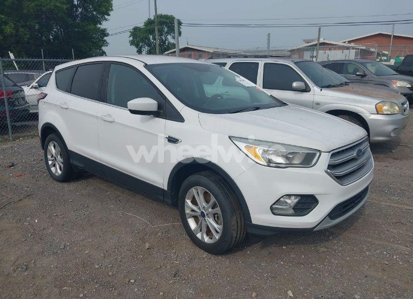 2017 Ford Escape SE (VIN 1FMCU9GD4HUC54096) main photo