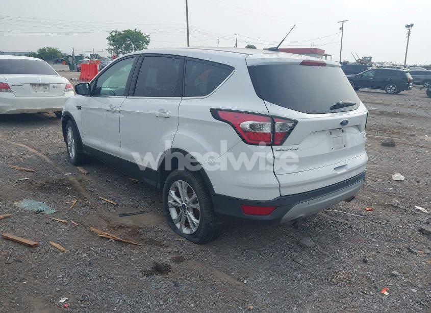 Photo 3 of 2017 Ford Escape SE (VIN 1FMCU9GD4HUC54096)