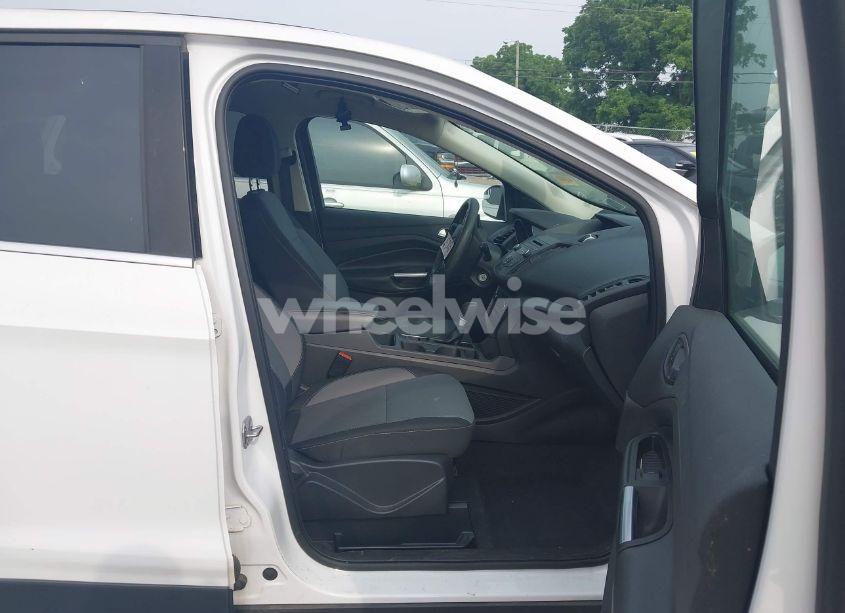 Photo 5 of 2017 Ford Escape SE (VIN 1FMCU9GD4HUC54096)