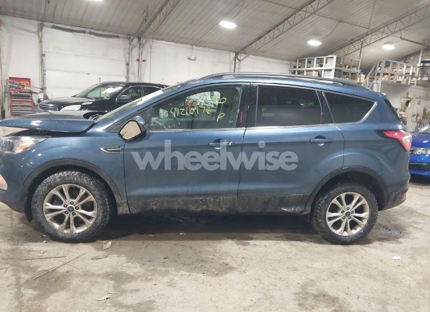 Photo 14 of 2018 Ford Escape SE (VIN 1FMCU9GD4JUA01530)