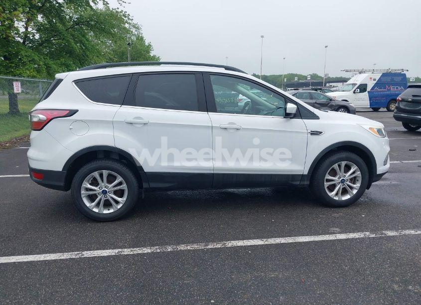 Photo 13 of 2018 Ford Escape SE (VIN 1FMCU9GD4JUA35340)