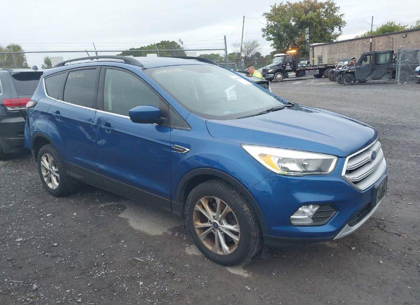 2018 Ford Escape SE (VIN 1FMCU9GD4JUA95361) main photo