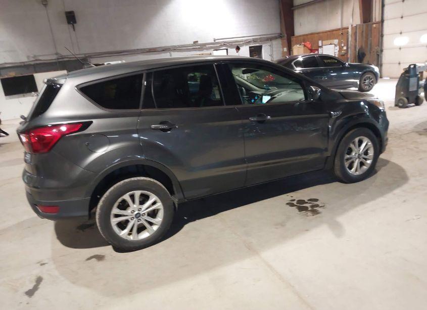 Photo 4 of 2019 Ford Escape SE (VIN 1FMCU9GD4KUA85950)