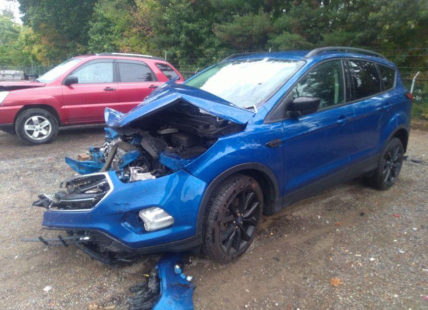 Photo 2 of 2019 Ford Escape SE (VIN 1FMCU9GD4KUC51075)