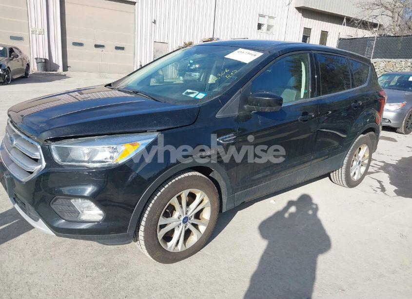 Photo 2 of 2017 Ford Escape SE (VIN 1FMCU9GD5HUC30499)
