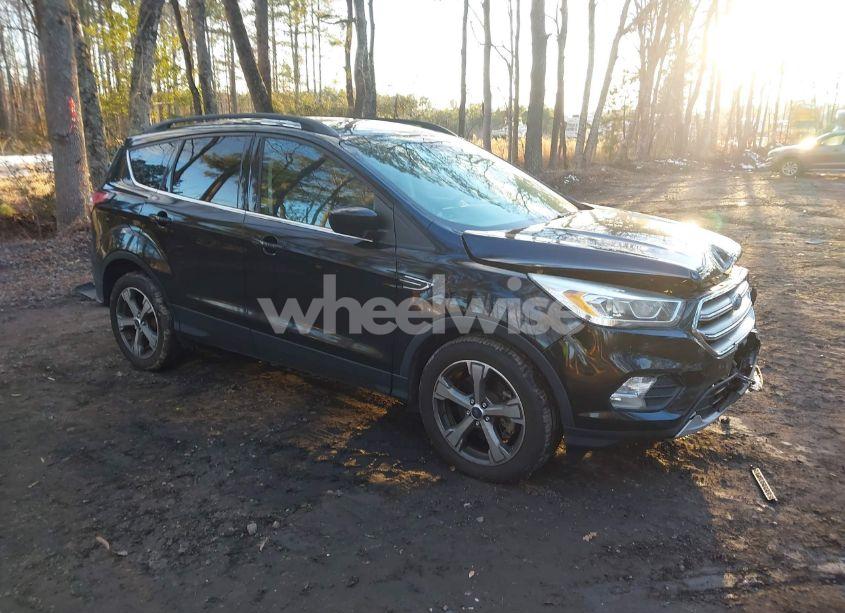 2017 Ford Escape SE (VIN 1FMCU9GD5HUC59906) main photo