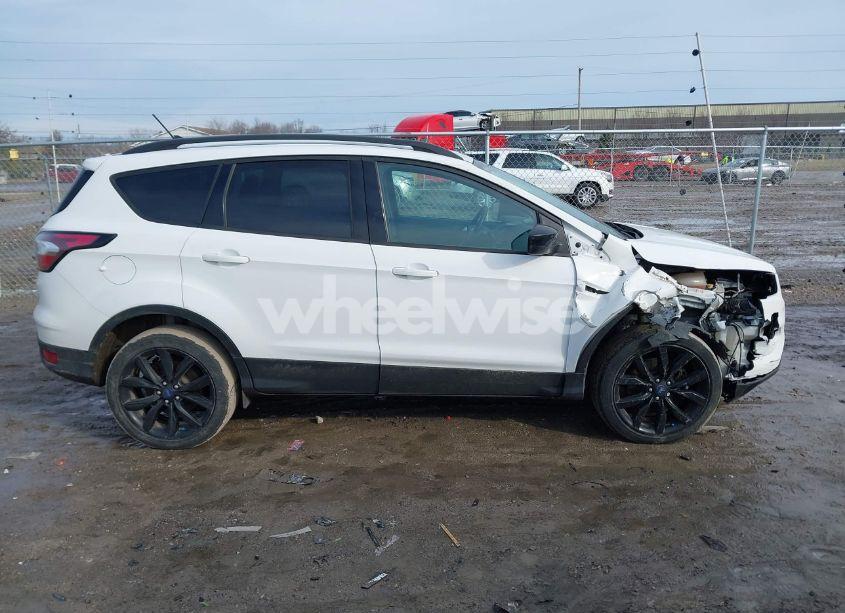 Photo 13 of 2018 Ford Escape SE (VIN 1FMCU9GD5JUA15307)