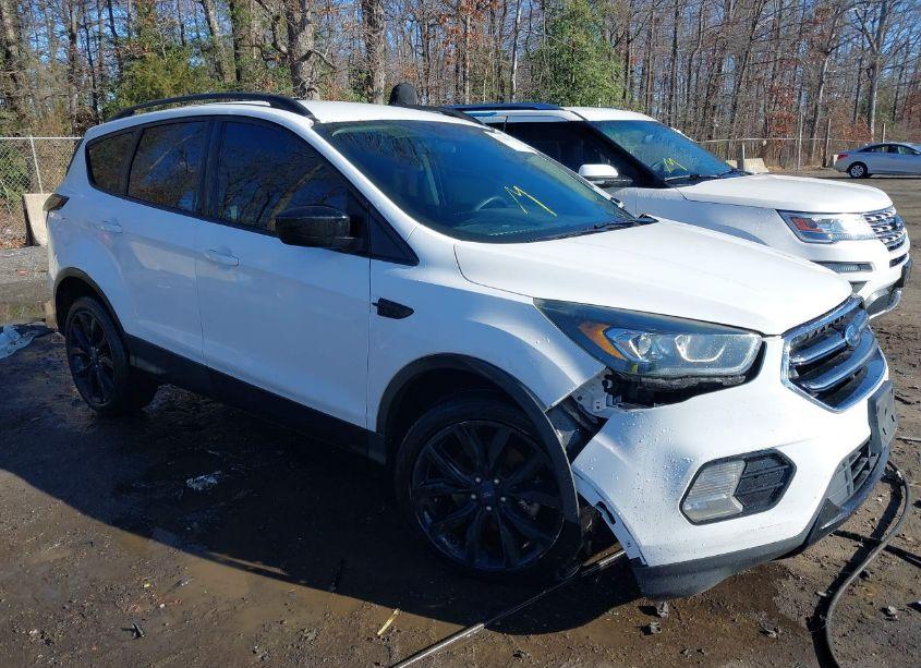 2018 Ford Escape SE (VIN 1FMCU9GD5JUB29632) main photo