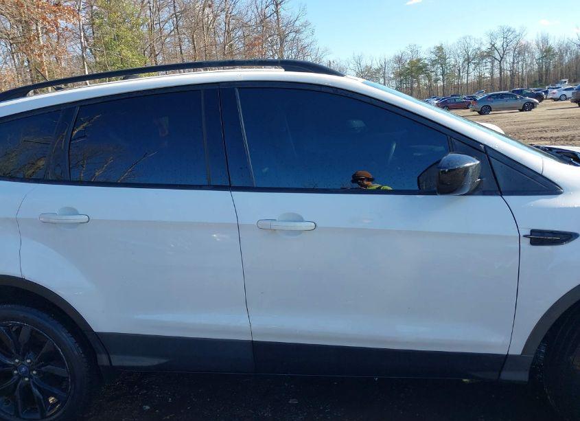 Photo 14 of 2018 Ford Escape SE (VIN 1FMCU9GD5JUB29632)