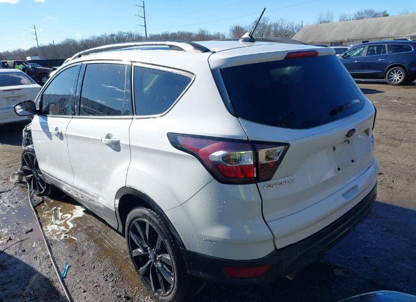 Photo 3 of 2018 Ford Escape SE (VIN 1FMCU9GD5JUB29632)