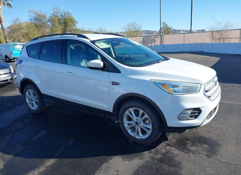 2018 Ford Escape SE (VIN 1FMCU9GD5JUC32582) main photo