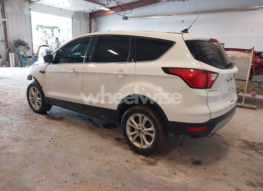Photo 3 of 2019 Ford Escape SE (VIN 1FMCU9GD5KUA04227)