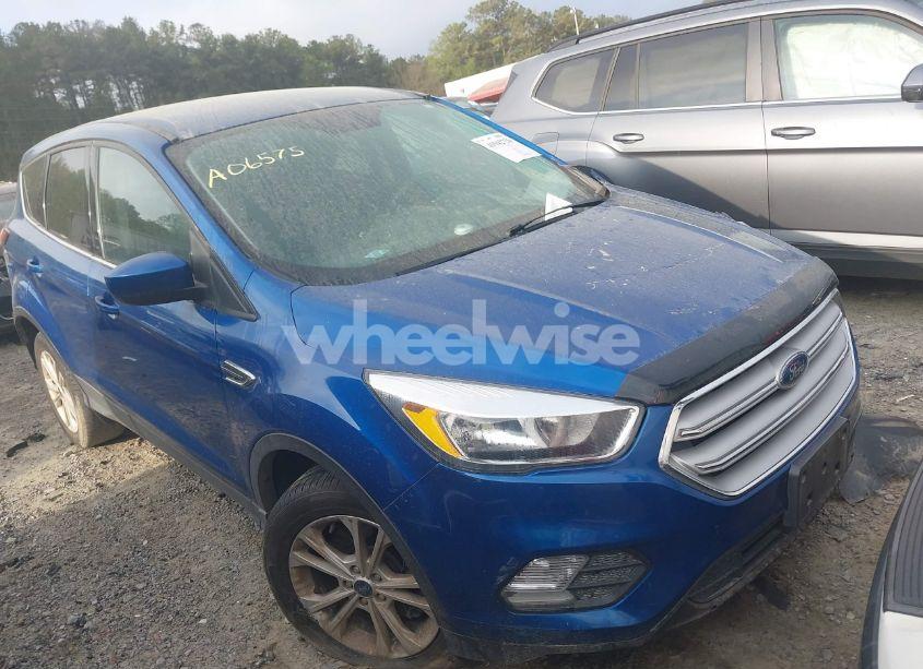 2019 Ford Escape SE (VIN 1FMCU9GD5KUA06575) main photo