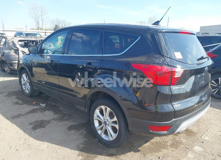 Photo 3 of 2019 Ford Escape SE (VIN 1FMCU9GD5KUA53234)
