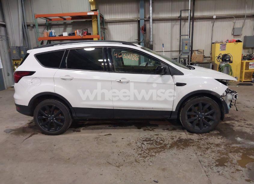 Photo 13 of 2019 Ford Escape SE (VIN 1FMCU9GD5KUA98867)