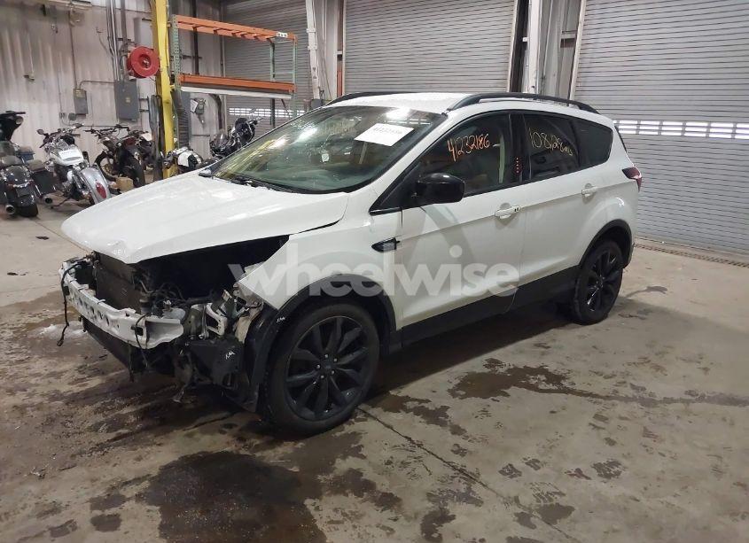 Photo 2 of 2019 Ford Escape SE (VIN 1FMCU9GD5KUA98867)