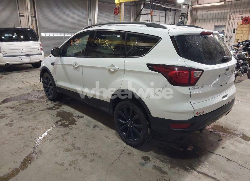 Photo 3 of 2019 Ford Escape SE (VIN 1FMCU9GD5KUA98867)