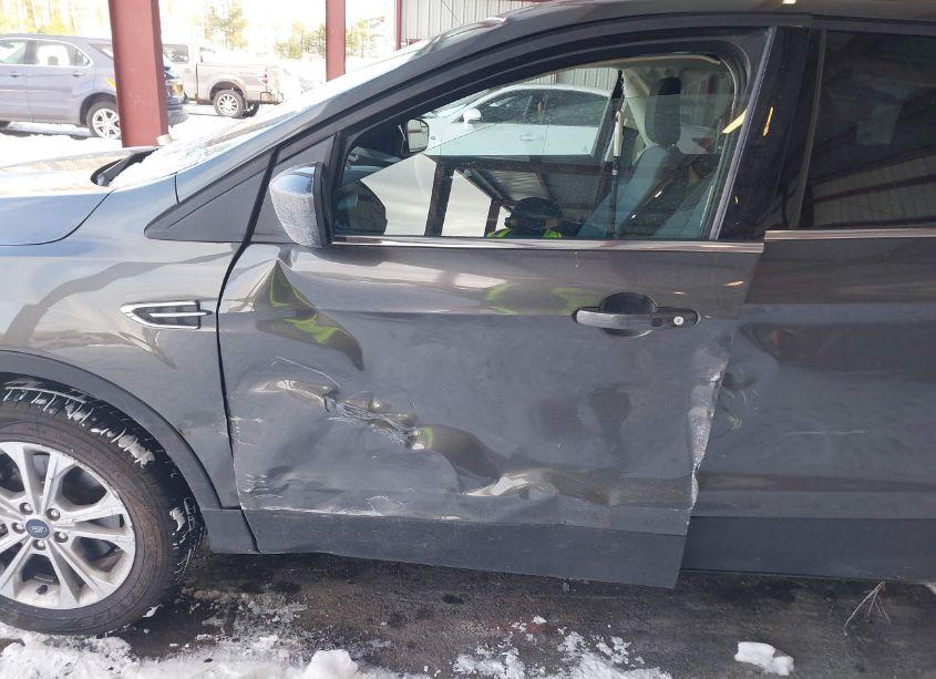 Photo 6 of 2019 Ford Escape SE (VIN 1FMCU9GD5KUB30684)