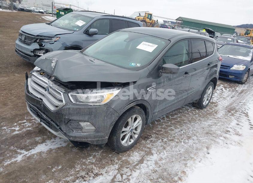 Photo 2 of 2019 Ford Escape SE (VIN 1FMCU9GD5KUB38428)